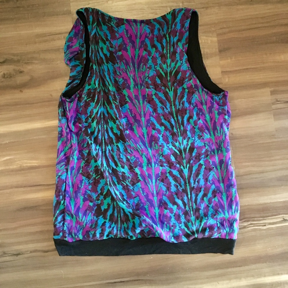 NWOT- Beautiful patterned sleeveless top - Picture 3 of 5